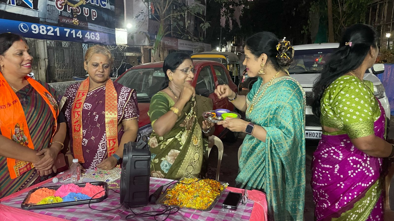 हल्दी कुमकुम के साथ महिलाओं ने खेली फूलों की होली