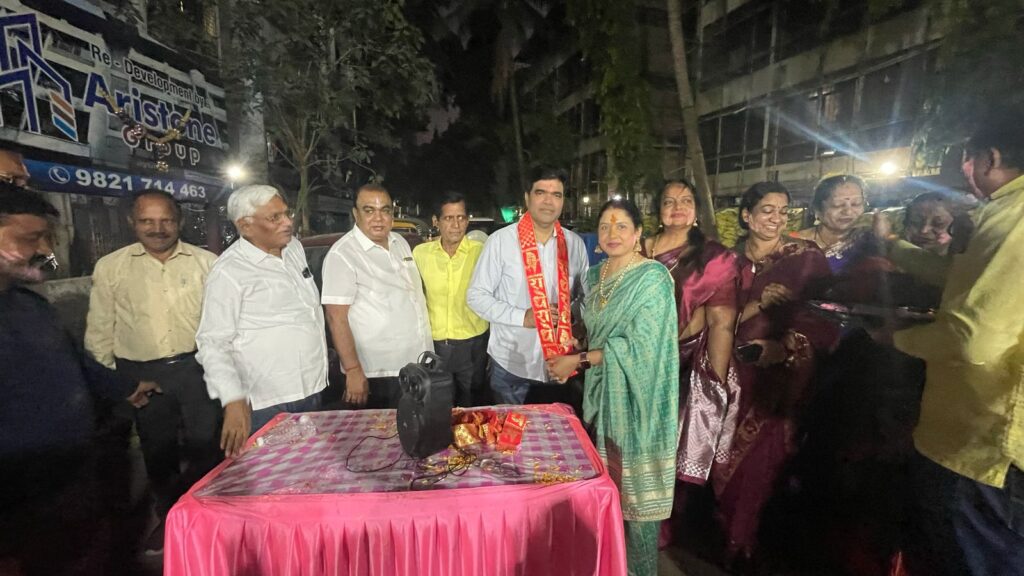 हल्दी कुमकुम के साथ महिलाओं ने खेली फूलों की होली