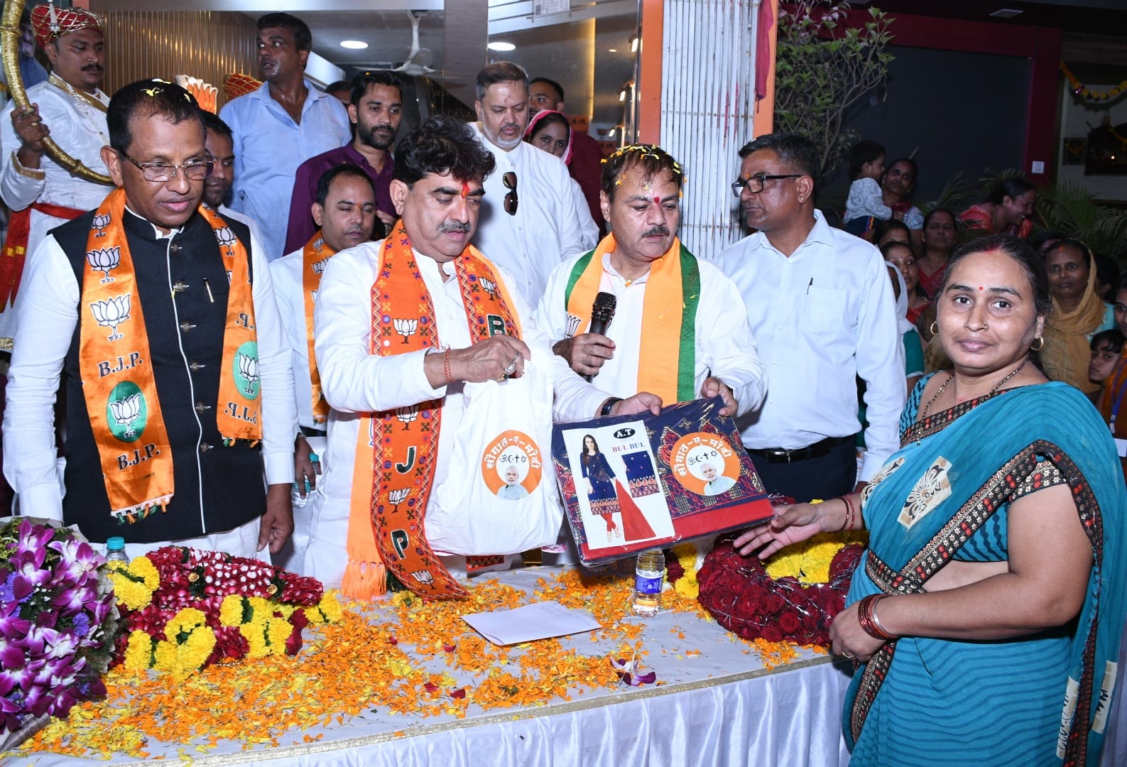 सौगात ए मोदी कार्यक्रम में दिखी गंगा जमुनी तहजीब