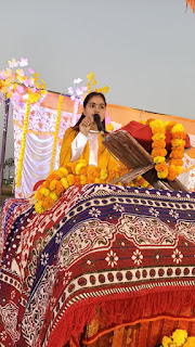 उटरुकला गांव में चल रही रामकथा में उमड़ी भक्तों की भीड़