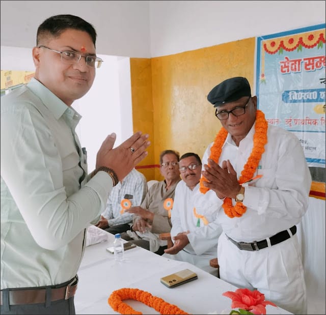 प्रधानाध्यापक का विदाई समारोह कर, दी गई विदाई