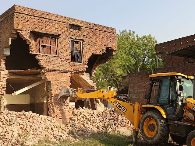 उपजिलाधिकारी के आदेश पर राजस्व विभाग ने की कार्यवाही