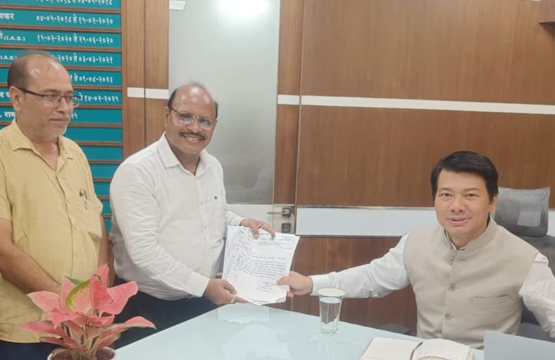 मनपा के हिंदी माध्यम स्कूलों में आठवीं कक्षा शुरू करने की मांग, आयुक्त से मिले मदन सिंह