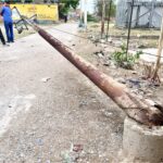 तेज बारिश में तूफान के चलते कई जगह गिरे पेड़ और खंबे