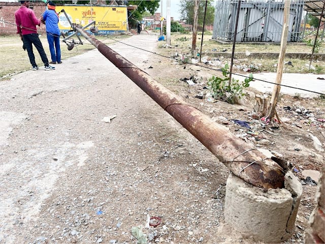 तेज बारिश में तूफान के चलते कई जगह गिरे पेड़ और खंबे