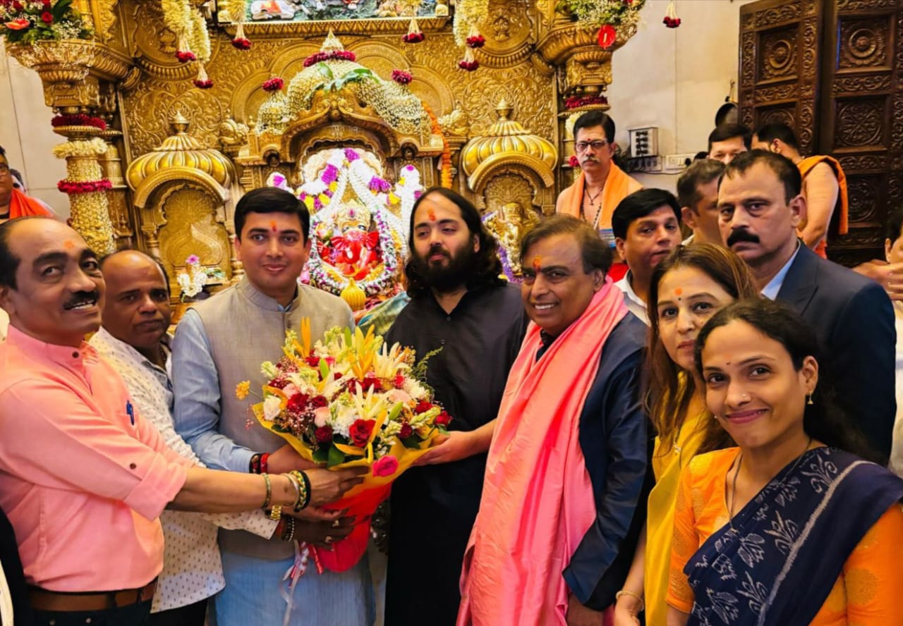 श्री सिद्धिविनायक का दर्शन करने पहुंचे अनंत अंबानी