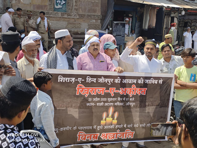 शाही अटाला मस्जिद के बाहर नमाजियों ने पहलगाम के मृतत्माओं को दी श्रद्धांजलि