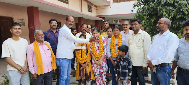 हाईस्कूल की आयुषी शुक्ला जनपद में दूसरे व इंटर की अंशिका उपाध्याय पांचवे व महिमा कनौजिया जनपद में सातवां स्थान पर रही