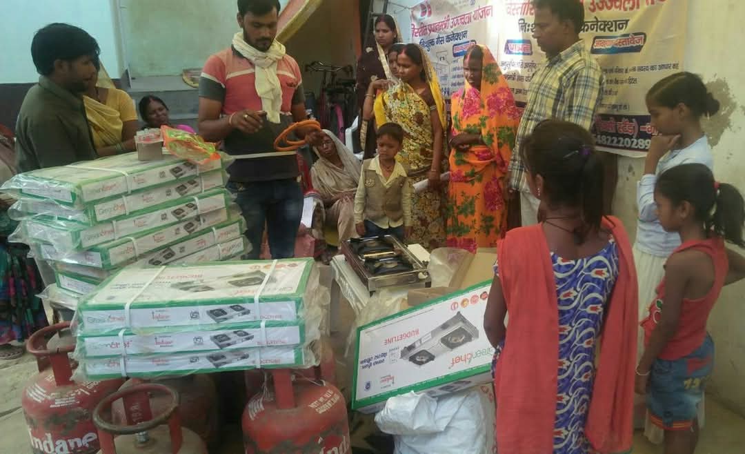 बिंद समाज विकास संघ द्वारा गैस सिलेंडर चूल्हा वितरित