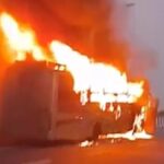 डबल डेकर बस में लगी आग, 2 बच्चों सहित 5 लोग जिंदा जले