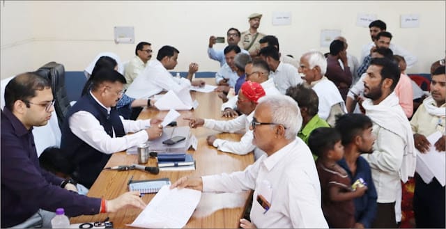 जिलाधिकारी एवं कप्तान ने सम्पूर्ण समाधान दिवस में सुनीं लोगों की समस्याएं