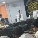 मंत्री द्वारा बुलाई गई बैठक में नहीं पहुंचे डीएम-एसपी 