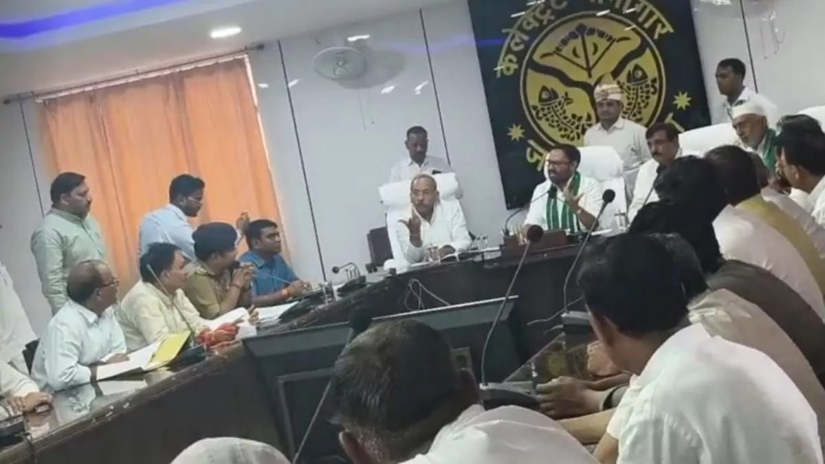 मंत्री द्वारा बुलाई गई बैठक में नहीं पहुंचे डीएम-एसपी 