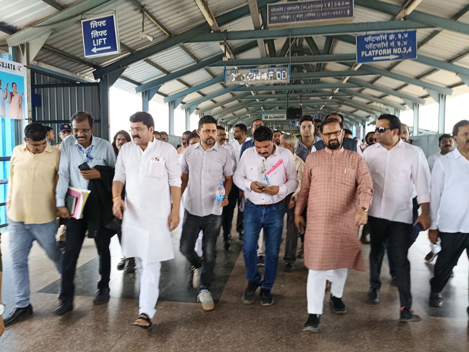 भायंदर और मीरा रोड स्टेशनों का निरीक्षण कर नरेश म्हस्के ने दिया निर्देश