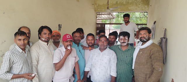 न्याय मिलने के बाद केक काटकर जश्न मनाते हुए केराकत के पत्रकार