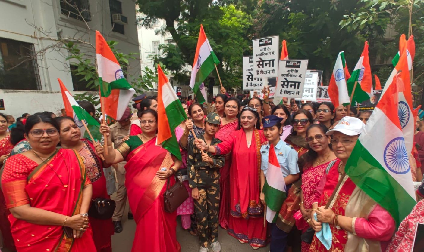 सेना के सम्मान में आयोजित सिंदूर यात्रा में शामिल हुए हजारों लोग 