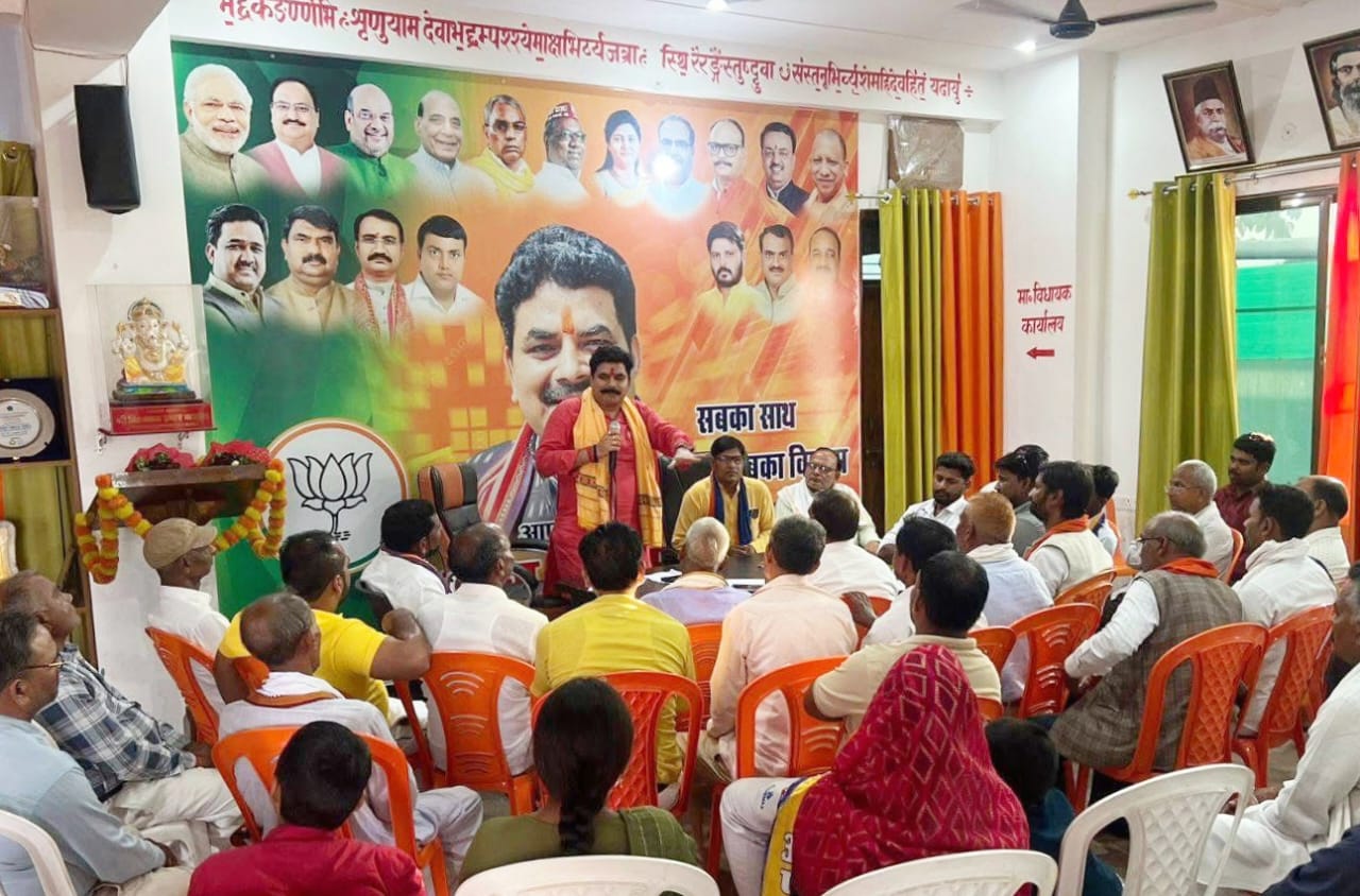 भाजपा विधायक रमेश चंद्र मिश्र ने किया अपना दल पदाधिकारियों का सम्मान