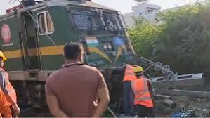 लखनऊ के ऐशबाग स्टेशन पर ट्रेन का इंजन पटरी से उतरा