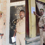पुलिस ने आरोपी के घर डुगडुगी बजवाकर किया नोटिस चस्पा