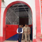 कप्तान समेत जिलाधिकारी ने जेल में मारा छापा