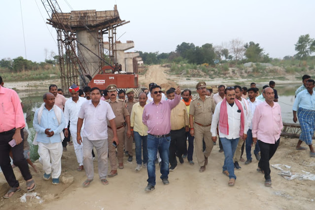 पुल निर्माण कार्य में होती देरी को देखकर भड़के जिलाधिकारी
