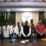 मेधावी छात्र-छात्राओं को जिलाधिकारी द्वारा किया गया सम्मानित