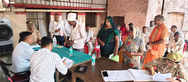 डी एम ने थाना समाधान दिवस पर सुनीं समस्याएं