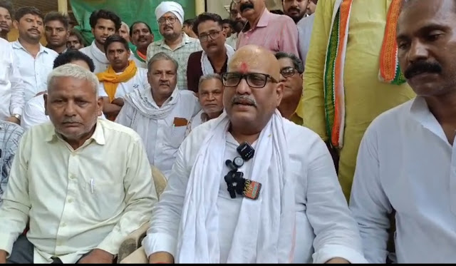 पीड़ित परिवार को न्याय दिलाने का दिया भरोसा, योगी सरकार पर साधा तीखा निशाना