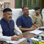 अधिकारियों को टीम भावना से कार्य करने का दिया निर्देश