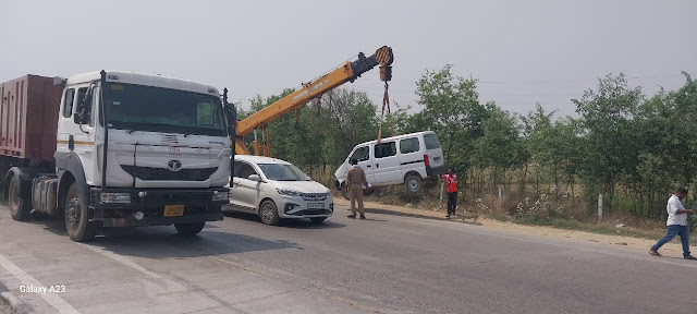 स्कूल वैन की हुई टक्कर, दो बच्चे हुए घायल