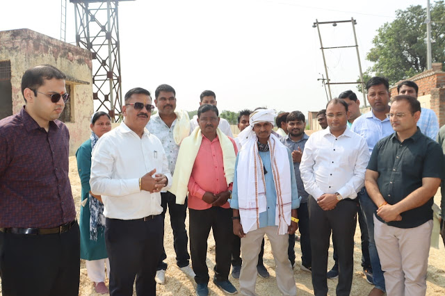 भूसा दान करने वाले प्रधानों को जिलाधिकारी ने किया सम्मानित