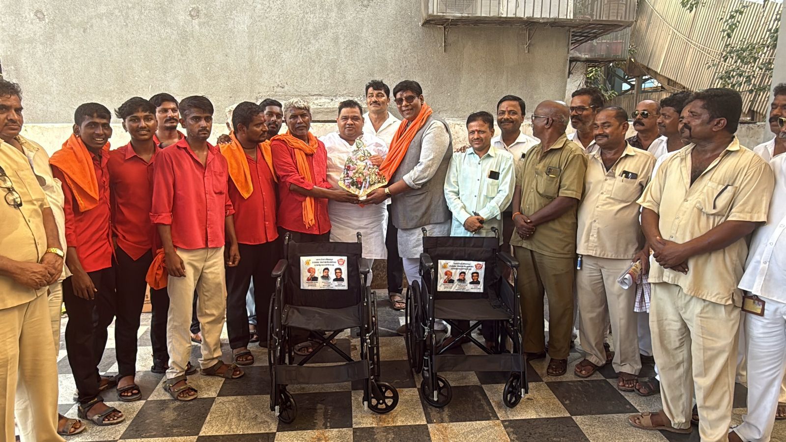 मजदूर दिवस पर कुलियों को व्हीलचेयर का वितरण