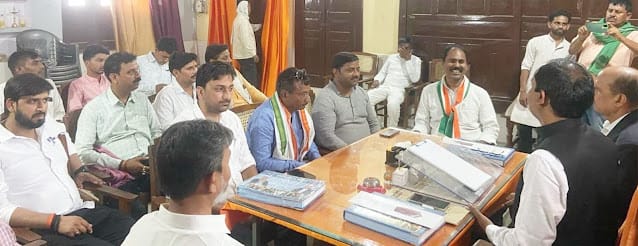 कांग्रेस जनों ने कलेक्ट्रेट बार अध्यक्ष व महामंत्री को किया सम्मानित