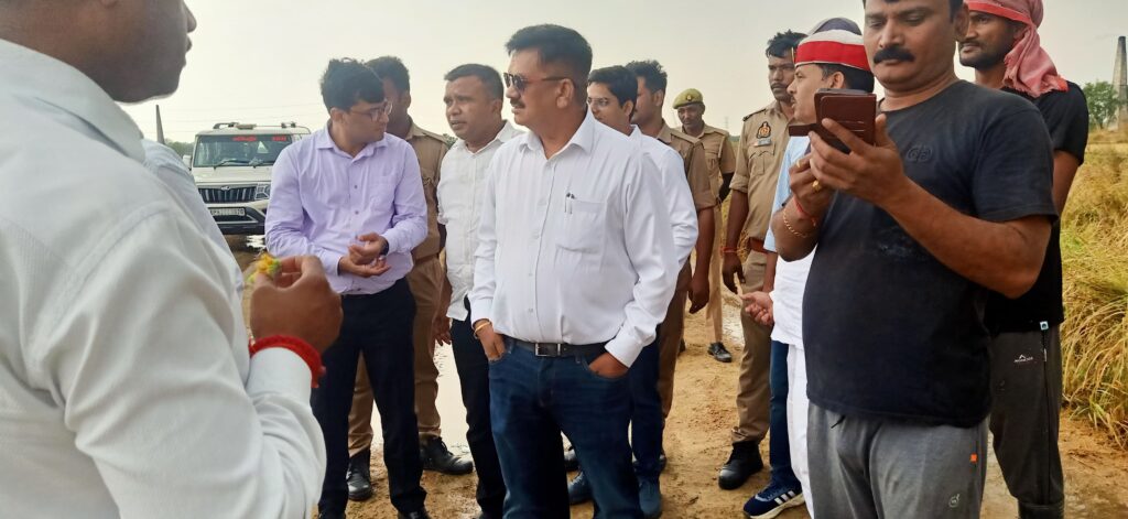 मुख्यमंत्री मॉडल कंपोजिट विद्यालय के जमीन चिन्हित करने के लिए पहुंचे जिलाधिकारी डॉक्टर दिनेश चंद्र