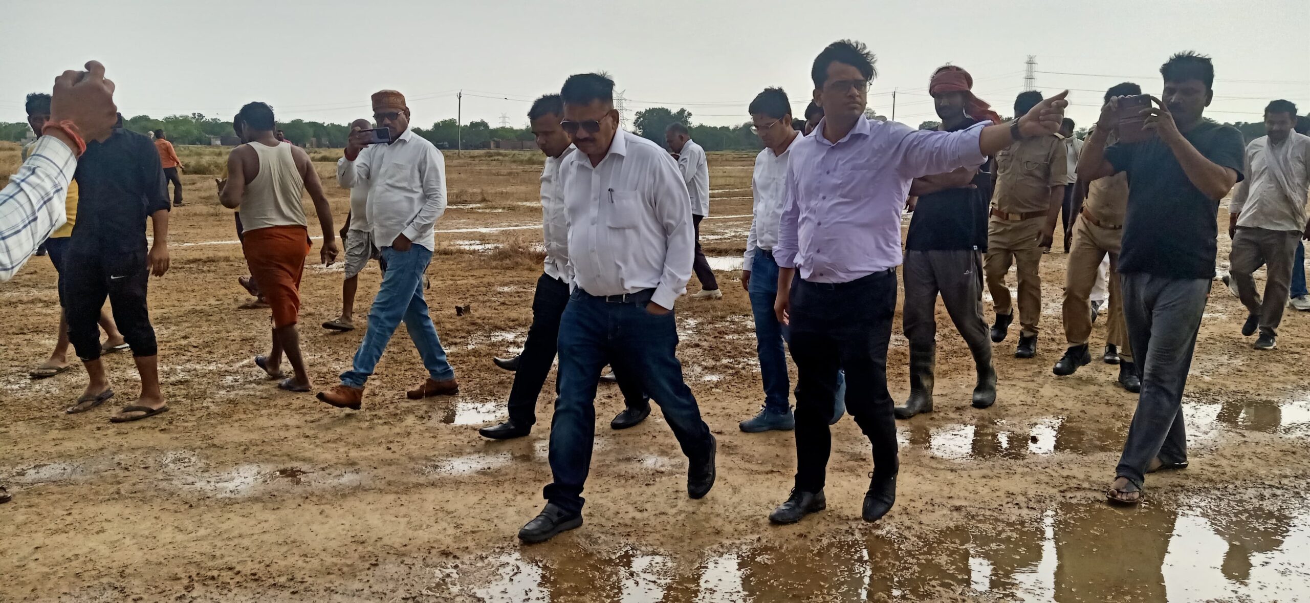 मुख्यमंत्री मॉडल कंपोजिट विद्यालय के जमीन चिन्हित करने के लिए पहुंचे जिलाधिकारी डॉक्टर दिनेश चंद्र