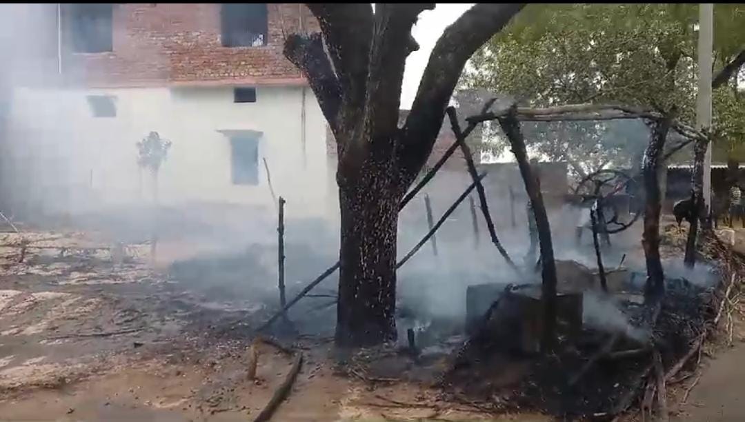शार्ट सर्किट से मड़हे में लगी आग, दो भैंसें झुलसीं, भारी नुकसान