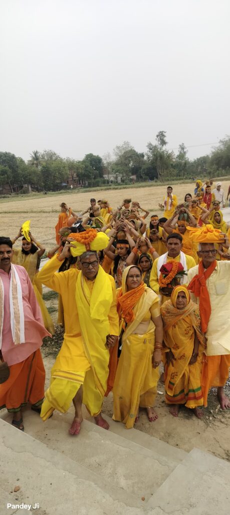 गाजे बाजे के साथ निकली कलश यात्रा