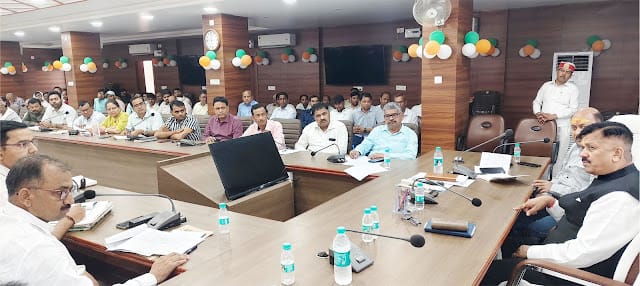 चकबन्दी के लम्बित वादों पर जिलाधिकारी के नेतृत्व में हुई समीक्षा बैठक