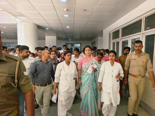 कई दिनों से मेडिकल कॉलेज में चल रहा संविदा स्टाफ नर्सों का धरना-प्रदर्शन