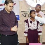 दिव्यांग बच्चों को जिलाधिकारी ने पहनाया चश्मा