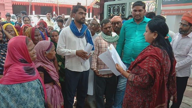 जिलाधिकारी से शराब की दुकान हटवाने की मांग