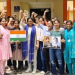 कर्नल सोफिया एवं विंग कमाण्डर व्‍योमिका की फोटो लेकर किया अभिनन्दन