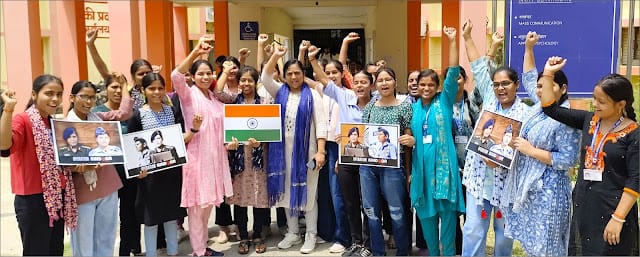 कर्नल सोफिया एवं विंग कमाण्डर व्‍योमिका की फोटो लेकर किया अभिनन्दन