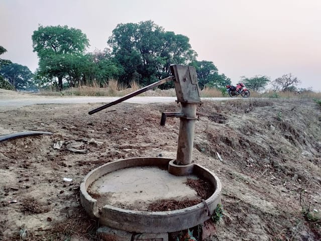 खराब हैंडपंप के चलते नहीं बुझ पा रही स्कूली बच्चों की प्यास