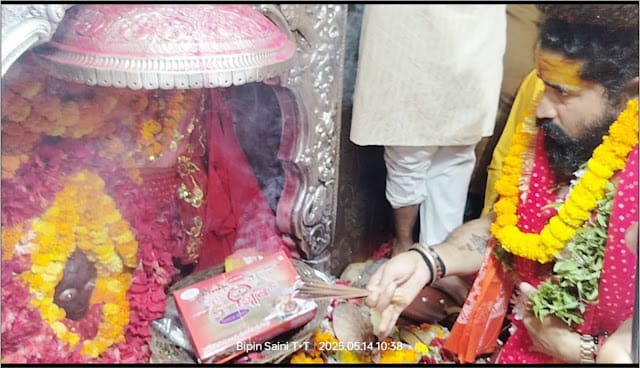 बड़े हनुमान मन्दिर में श्रद्धालुओं समेत महंत ने माता रानी के चरणों में की वंदना