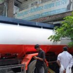 शाहगंज में खुटहन तिराहे पर भीषण हादसा: तेल टैंकर ने कपड़े की दुकान को किया क्षतिग्रस्त