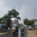 परिवर्तित मौसम के चलते ऊहापोह में दिखे लोग