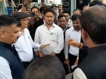 जौनपुर में भ्रष्टाचार के खिलाफ कार्रवाई का विरोध, खतौनी कार्यालय से दो लोगों की गिरफ्तारी