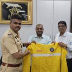 पुलिस स्टेशन एवं ट्राफिक हवलदारों को रेनकोट वितरित 