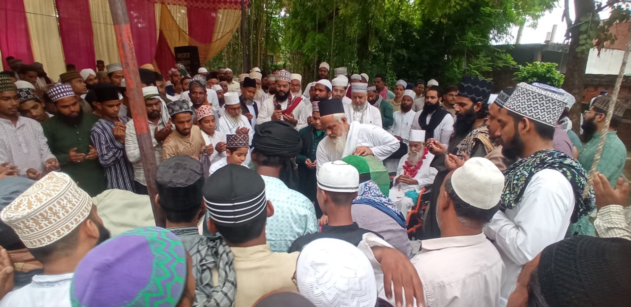 काजी शमशुद्दीन जाफरी की मजार पर चादर पोशी कर 